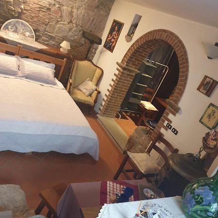 Helga'S House- Una Finestra Sul Borgo Ambra Exterior foto