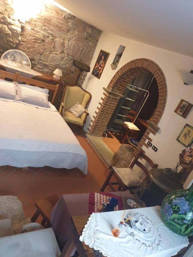 Helga'S House- Una Finestra Sul Borgo Ambra Exterior foto