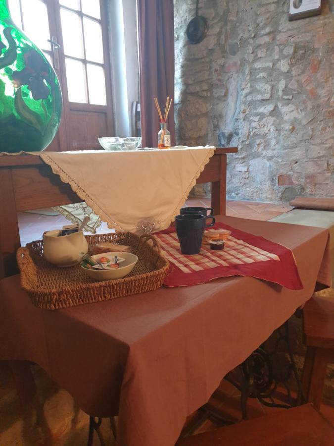 Helga'S House- Una Finestra Sul Borgo Ambra Exterior foto